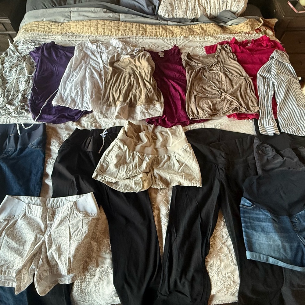 Lot of maternity clothes size 4 / small